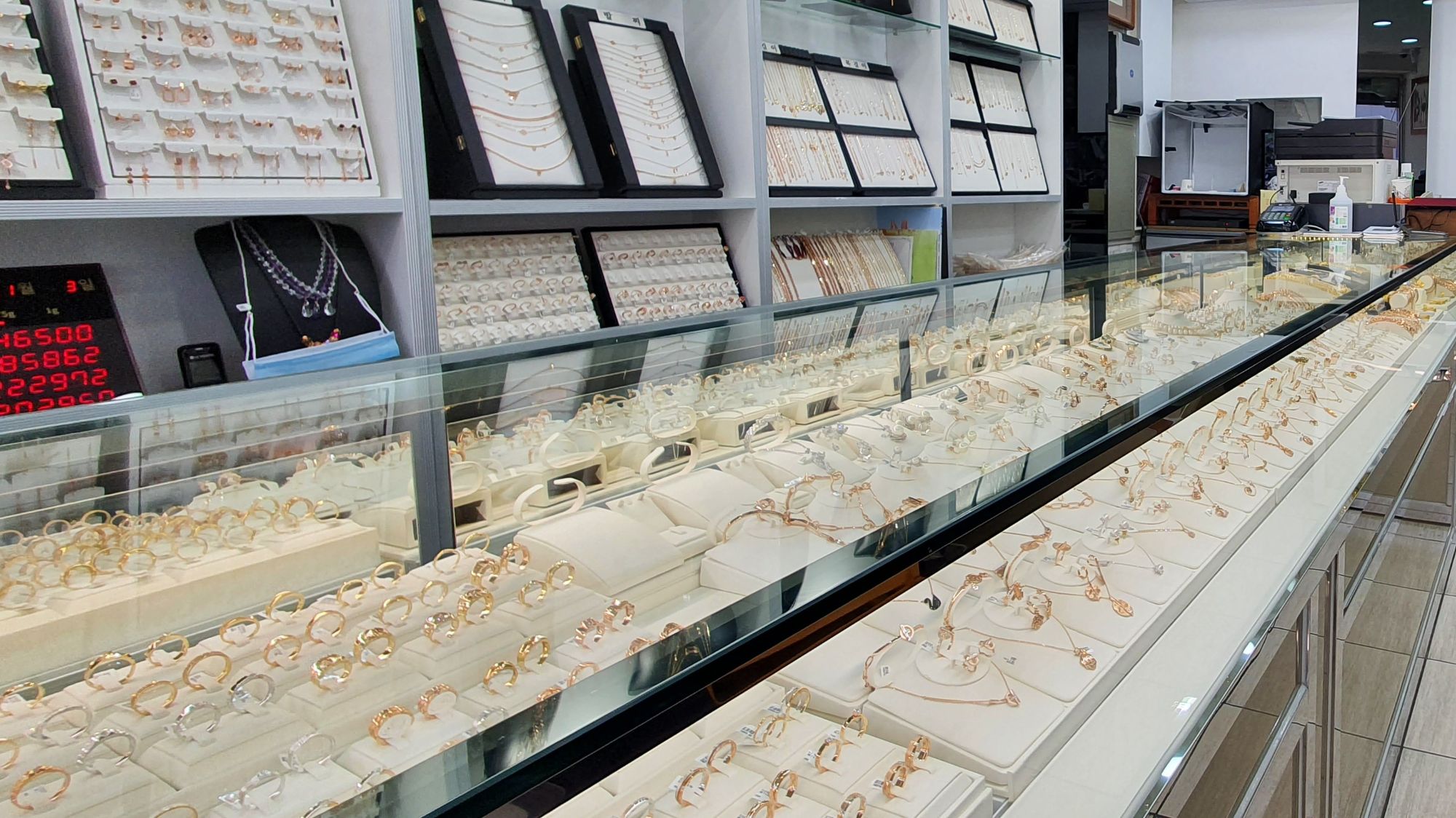 중앙디자인 귀금속 진열장 설치 사례